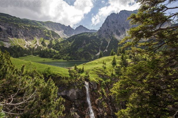 View from the hiking trail from Gaißalpe to Unterer Gaißalpsee, behind Gaißalpsee, near Oberstdorf, Oberallgäu, Allgäu Alps, Allgäu, Bavaria, Germany