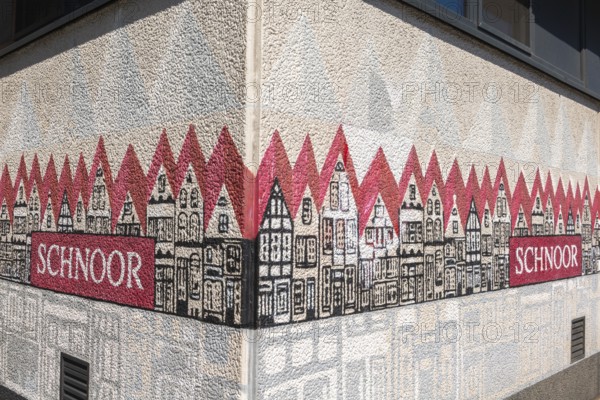 Painting on house wall with name, renovated Schnoor neighbourhood with small shops, galleries, restaurants, cafés and residential buildings, Gängeviertel in the old town, former fishermen's and boatmen's settlement, narrow alleys, pedestrian zone, numerous houses under monument protection, architecture of classicism, historicism, baroque and renaissance, tourist attraction, travel destination, pleasure, Hanseatic city of Bremen, Germany