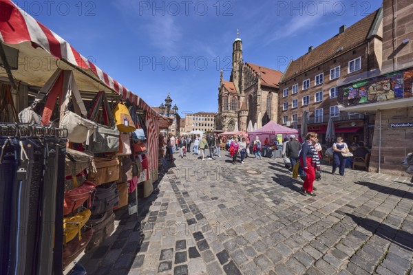 Church of Our Lady, church, pedestrian zone, square, historical buildings, market, market stalls, fashion stall, pedestrians as secondary motif, blue sky, cirrostratus clouds, Plobenhofstraße, main market, Nuremberg, Middle Franconia, independent city, Bavaria, Germany