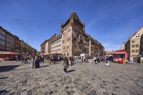 Schlüsselfelder Foundation House, Nassau House, residential tower, Gothic architectural style, historical buildings, pedestrian zone, general architecture, shops, market stalls, cobblestones, pedestrians as secondary motif, blue sky, cirrostratus clouds, intersection Königstraße with Karolinenstraße, Nuremberg, Middle Franconia, independent city, Bavaria, Germany