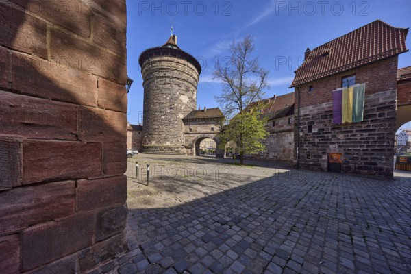 Spittlertorzwinger, Spittlertorturm, Spittlertor, old town, city fortification, city wall, fortified defence tower, city gate, kennel, tree, blue sky, cirrostratus clouds, Nuremberg, Middle Franconia, independent city, Bavaria, Germany