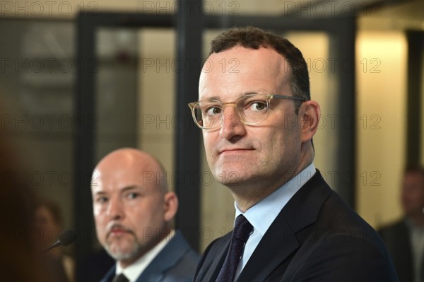 On the right, the chairman of the CDU/CSU parliamentary group, Jens Spahn (CDU), and his deputy Alexander Hoffmann (CSU) at the weekly press statement in front of the parliamentary group meeting room in the Reichstag. This time it was about the expert opinion on the purchase of masks, among other things