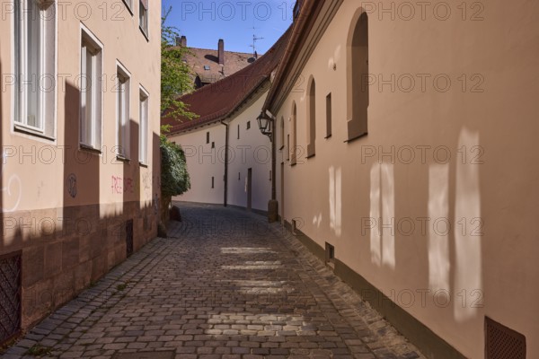 Old town, alley, historic buildings, facades, windows, light reflection, cobblestones, blue sky, cloudless, Stöpselgasse, Nuremberg, Middle Franconia, independent city, Bavaria, Germany