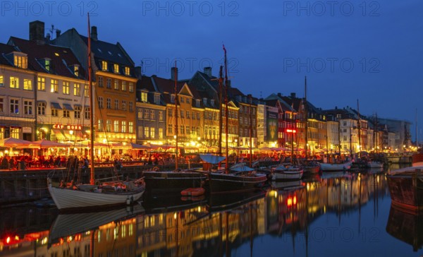 A picture of the Nyhavn port and pier (Copenhagen), at night