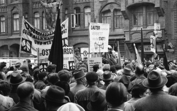 The 1964 Easter March led by the Campaign for Disarmament, here in Bremen on 29. 3. 1964, was guided by the demand for the disarmament of nuclear weapons in West and East, Germany