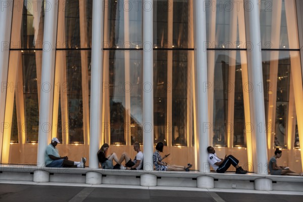 The Oculus serves as the centerpiece of the World Trade Center Transportation Hub, incorporating 78, 000 square feet of multi level state-of-the-art retail and dining