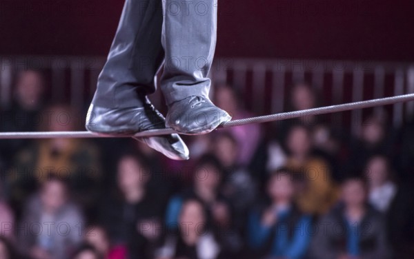 A man walks in a rope in a circus