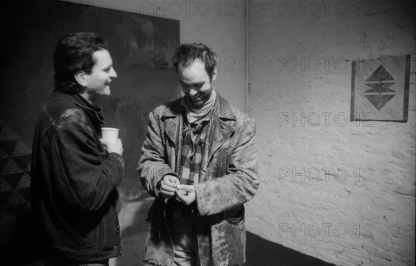 Germany, Berlin, 17.01.1991, Vernissage in the gallery Knaack 90, (Knaackstraße 90), left: Lutz Penndorf