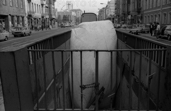 GDR, Berlin, 24 May 1990, Repair work at Oranienburger Tor underground station, entrance, Friedrichstraße, (former ghost station)