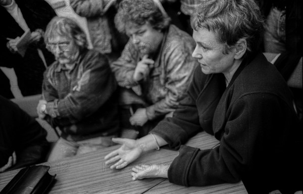 Germany, Berlin, 2 January 1992, (from left to right) Gerd Poppe, Lutz Rathenow, Bärbel Bohley, first day of access to Stasi files, Gauck Authority