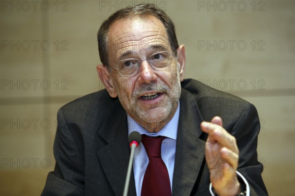 Berlin, 16 July 2008-Bertelsmann Stiftung Photo: Javier Solana, European Union High Representative for Foreign Affairs, at a press conference in Berlin by: Reiner Zensen, Gallierweg 15, 53117 Bonn, Tel.0170-8119315 Mail: photo@reinerzensen.de Photo subject to fee and for editorial use only, (Postbank Koeln account no.425811505, BLZ 37010050, publication against fee plus 7% VAT, Tax no. 205/5336/1051, Bonn-Innenstadt tax office), (Press photo subject to fee, use against fee by agreement and specimen copy, no passing on to third parties, no syndication, no inclusion in archives or databases which are open to third parties), (No Syndication, no passing on to third parties, no taking up in archives or databanks, which are open to anyone)