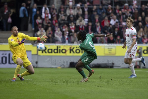 Andreas Dick (DFL/DFB REGULATIONS PROHIBIT ANY USE OF PHOTOGRAPHS AS IMAGE SEQUENCES AND/OR QUASI-VIDEO), RheinEnergieStadion, Cologne, North Rhine-Westphalia, Marvin Schwäbe (1.FC Köln, goalkeeper, #1), Noel Futkeu (SpVgg Greuther Fürth, attack, #9), 2nd Bundesliga, 1.FC Köln, SpVgg Greuther Fürth on 09.11.2024 at the RheinEnergieStadion in Cologne Germany