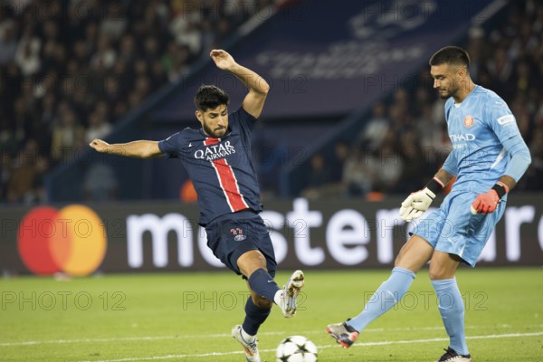 Football match, goalkeeper Paulo GAZZANIGA Girona FC passes the ball to the left, Marco ASENSIO Paris St. Germain left tries to stop him, Parc des Princes football stadium, Paris