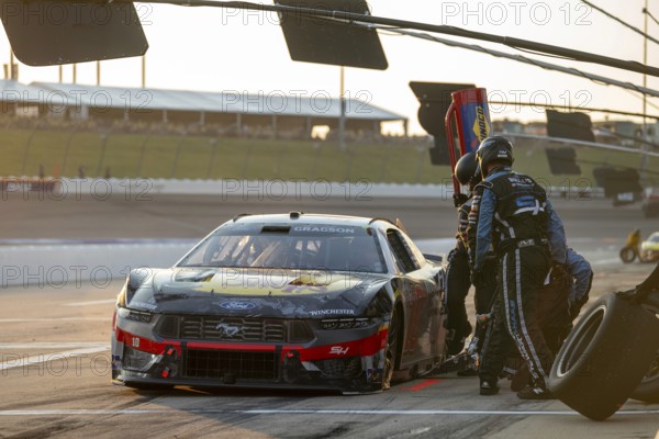 Noah Gragson and crew make a pit stop for the Iowa Corn 350 Powered by Ethanol in Newton, IA, USA