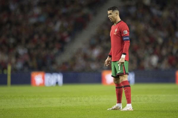 Football match, captain Cristiano RONALDO CR7 Portugal in front of the free kick with view to the ball, sequence 18, Estadio do Dragao, Porto, Portugal