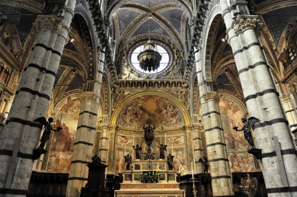 Siena Cathedral, Cattedrale di Santa Maria Assunta, UNESCO World Heritage Site, Siena, Tuscany, Italy, Europe, Magnificent altar in a Gothic cathedral surrounded by columns and ornate frescoes