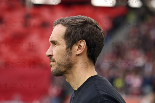Head coach / coach Julian Schuster (SC Freiburg) at the minute of silence for the Holocaust in front of the match of the 1st FBL: 24-25: 19. Sptg. SC Freiburg - FC Bayern Munich DFL REGULATES PROHIBIT ANY USE OF PHOTOGRAPHS AS IMAGE SEQUENCES AND/OR QUASI-VIDEOthen Photo: Joachim Hahne/johapress, Freiburg, Germany / Germany