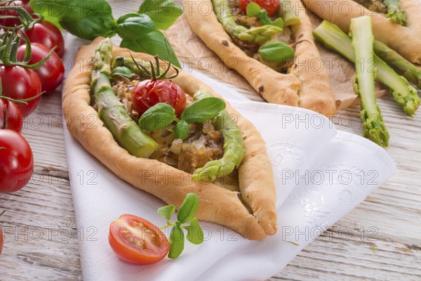 Home-baked pide with green asparagi