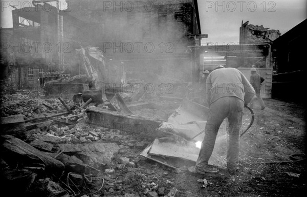 Germany, Bitterfeld, 31 March 1992, Chemiekombinat Bitterfeld, decommissioned Bitterfeld power plant (formerly Elektrokohle Bitterfeld), workers dismantling their own plant