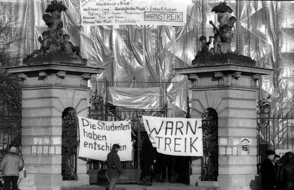 Germany, Berlin, 17 January 1991, Humboldt University, strike, warning strike