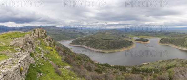 A panorama picture of the Kestel Dam and the landscape around it, with some ruins of the Pergamon Ancient City on the left