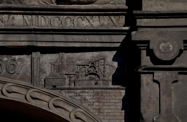 Today ulica Swietego Ducha, house 109, portal from 1605 with a relief of a balancing steam engine added later in 1845
