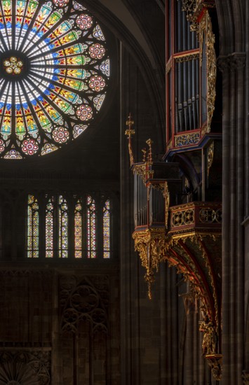 Strasbourg Cathedral, Cathédrale Notre-Dame de Strasbourg, interior, view to the west with the large rose window and Silbermann organ from 1714