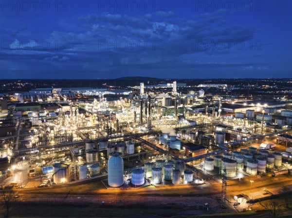 AirLiquide operates several plants at the OQ Chemicals chemical park in the city of Oberhausen: air separation and liquefaction plants for air gases (nitrogen, oxygen, argon), a partial oxidation plant for the production of hydrogen, synthesis gas and steam, a CCU (Carbon Capture and Utilisation) plant for the capture and treatment of CO2 for subsequent use, for example in beverage production