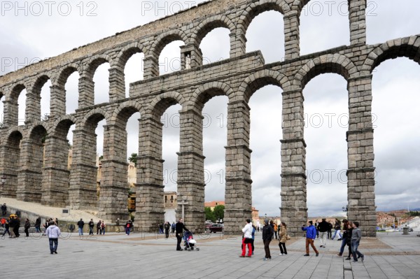 Roman aqueduct in autumn, historic old town, UNESCO World Heritage Site, Segovia, Castilla-Leon, Castilla y Leon, Spain