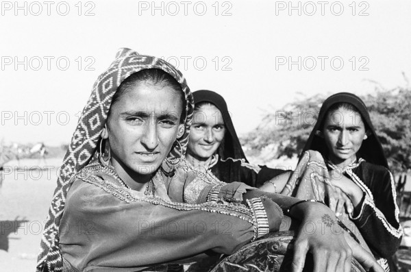 Rabari women of tunda wandh traditionally dressed in black, Kutch district, Gujarat, India NO MR
