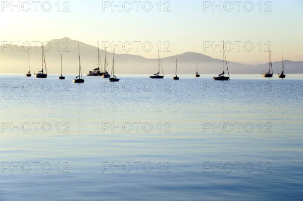 Sailing boats, dawn in the bay of Puerto de Pollensa, Port de Pollenca, Majorca, Majorca, Balearic Islands, Balearic Islands, Mediterranean Sea, Spain