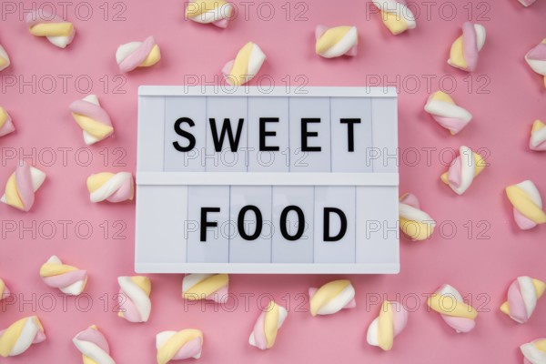 Leckere Marshmellows auf rosa Hintergrund