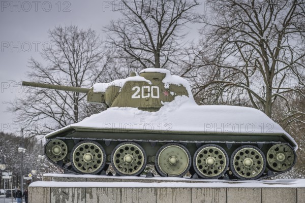 Winter, snow, T-34/76 tank, Soviet memorial, Straße des 17. Juni, Tiergarten, Berlin, Germany
