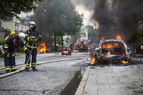 Fire brigade extinguishes burning cars on the Elbchaussee in Hamburg after the riots at the G20 summit, 2017