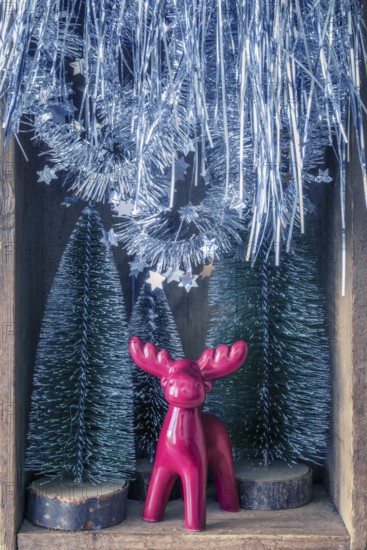An image of some Christmas decoration in an old wooden box