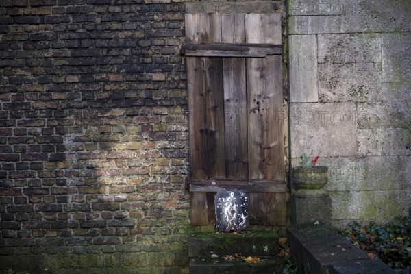 Germany, Berlin, 19.11.2023, Weißensee Jewish Cemetery, door, gate in the cemetery wall