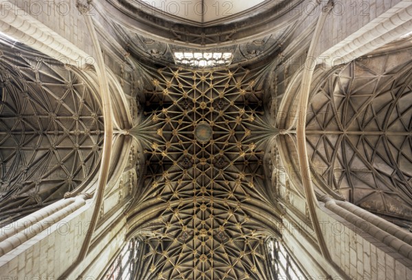 Gloucester, abbey church (cathedral), vault in the crossing with cantilevered ribs