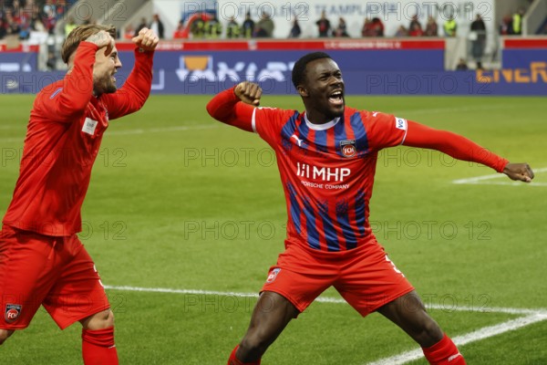 Football, Bundesliga 1, Matchday 26, 2024/2025, 1. FC Heidenheim vs. Holstein Kiel, 16.03.2025, Voith-Arena, Heidenheim, Germany, Sirlord CONTEH (1. FC Heidenheim, 31) celebrates after his 3 on 1 with Niklas DORSCH (1. FC Heidenheim, 39)