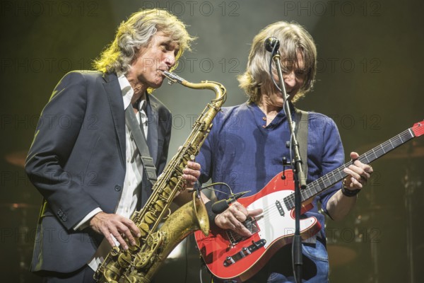 Wroclaw, Poland. 27th February, 2018. Concert of band Dire Straits Experience. Picture: Chris White (L) and Terence Reis (R)