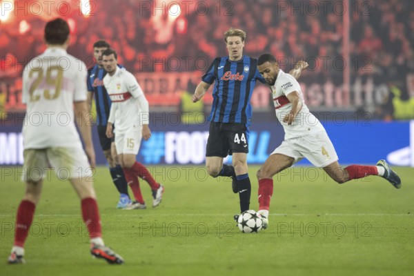 Football match, Marco BRESCIANINI Atalanta Bergamo centre tries to stop Josha VAGNOMAN VFB Stuttgart from shooting, on the left Matteo RUGGERI Atalanta Bergamo and Pascal STENZEL VFB Stuttgart 15 watch the action, from behind Anthony ROUAULT VFB Stuttgart, Stuttgart Arena, Stuttgart