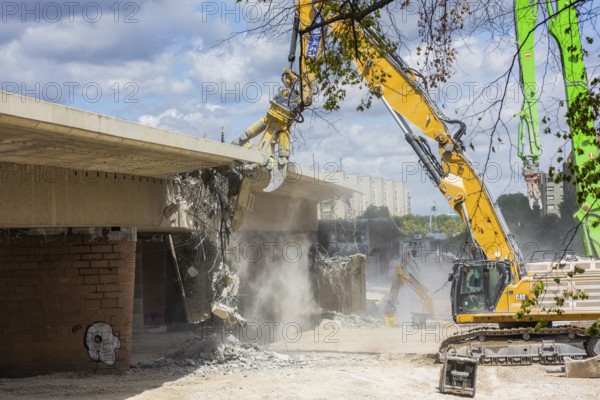 Demolition work continues after the partial collapse of the Carola Bridge. Further bridge segments were deliberately brought to collapse and are being crushed, separated and removed on site, Dresden, Saxony, Germany