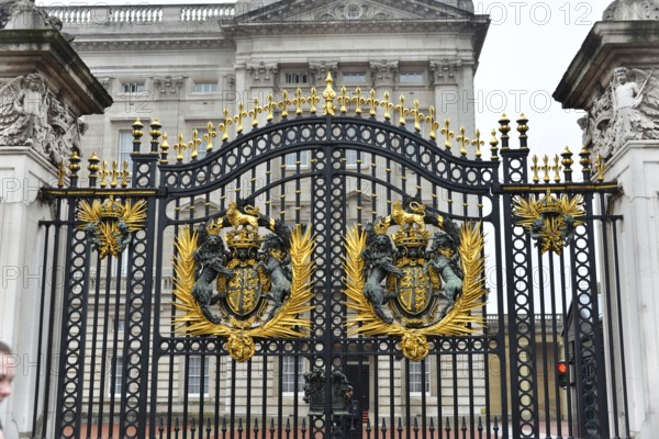 Royal coat of arms on Tor tor, Buckingham Palace, London, London region, England, United Kingdom, Europe, Magnificent metal gate with golden decorations and coat of arms in front of historic building
