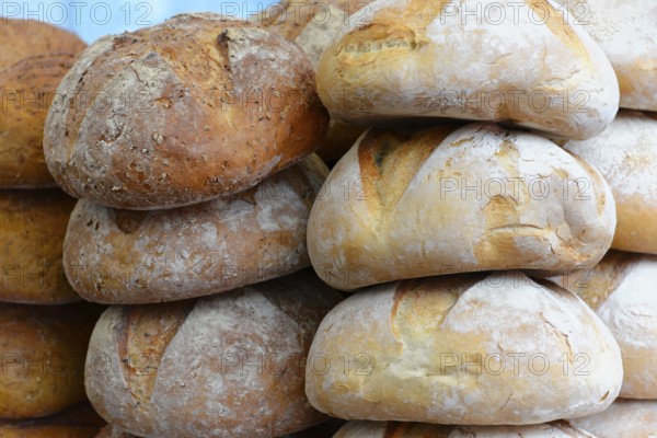 Breads, baked goods, stall, Portobello Road, Portobello Market, Notting Hill, London, Fresh bread in different varieties in a stack, London, London region, England, United Kingdom