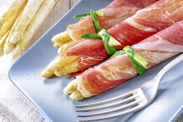 Asparagus ham rolls with strawberries and hollandaise