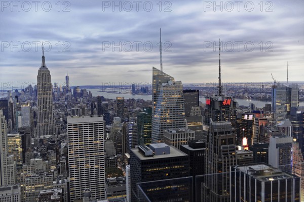 Rockefeller Center observation deck, panoramic view of the dense skyline of New York City, skyline in cloudy weather with the Empire State Building and other buildings, Manhattan, New York City, New York, USA, North America