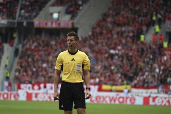 Referee: Daniel Siebert (Berlin) at the match of the 1st FBL: 24-25: 3rd Sptg. SC Freiburg - VfL Bochum DFL REGULATES PROHIBIT ANY USE OF PHOTOGRAPHS AS IMAGE SEQUENCES AND/OR QUASI-VIDEOthen Photo: Joachim Hahne/johapress, Freiburg, Germany / Germany