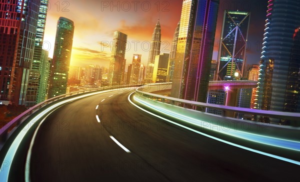 Autobahnüberführung Bewegungsunschärfe mit Stadtsilhouette und städtischen Wolkenkratzern