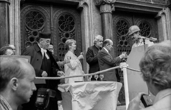 Germany, Berlin, 5 September 1991, Ceremony for the unveiling of the renewed lettering above the entrance to the New Synagogue in Oranienburger Strasse, toast with construction workers: (from left to right) Cantor Estrongo Nachama, Senator Christine Bergmann, Senator for Culture Roloff Momin, Heinz Galinski