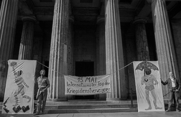 GDR, Berlin, 15.5.1990, Neue Wache, Dem Unbekannten Deserteur, Day of Conscientious Objectors, action of the campaign against conscription