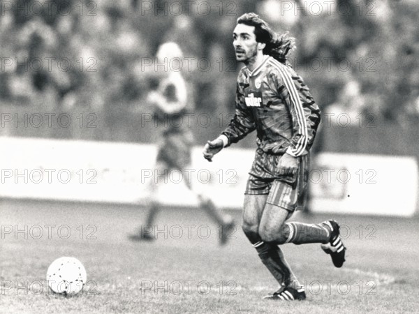 Football, Bundesliga, player Jiri Nemec of Schalke 04, Nemec was a multiple national player of the CSFR, 1995, Germany